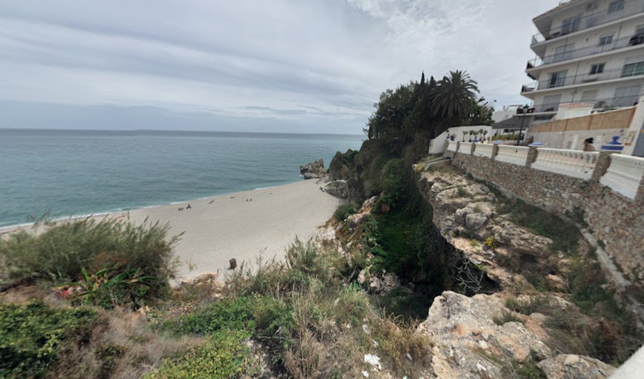 Rescatan a un hombre caído por un mirador en Nerja (Málaga)