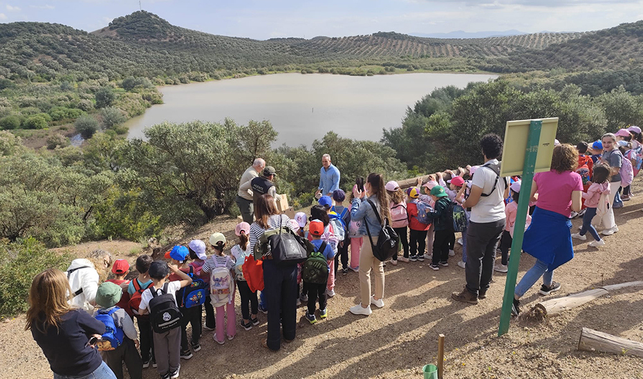 Escolares de Casariche celebran el Día Mundial de las Aves Migratorias en la Laguna Amarga de Lucena