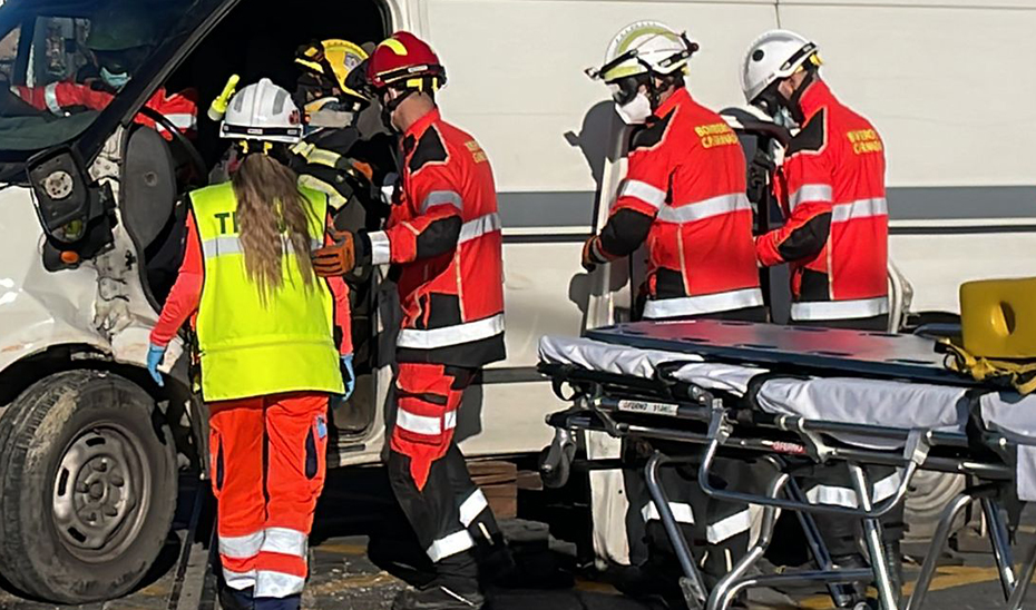 Evacuado al hospital tras declararse un incendio en su casa en Pinos Puente