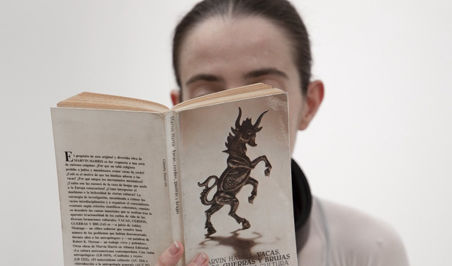 El C3A acoge la performance ‘Vacas, cerdos, guerras y brujas. Ejercicio de lectura en composición aleatoria’ de Candela Capitán