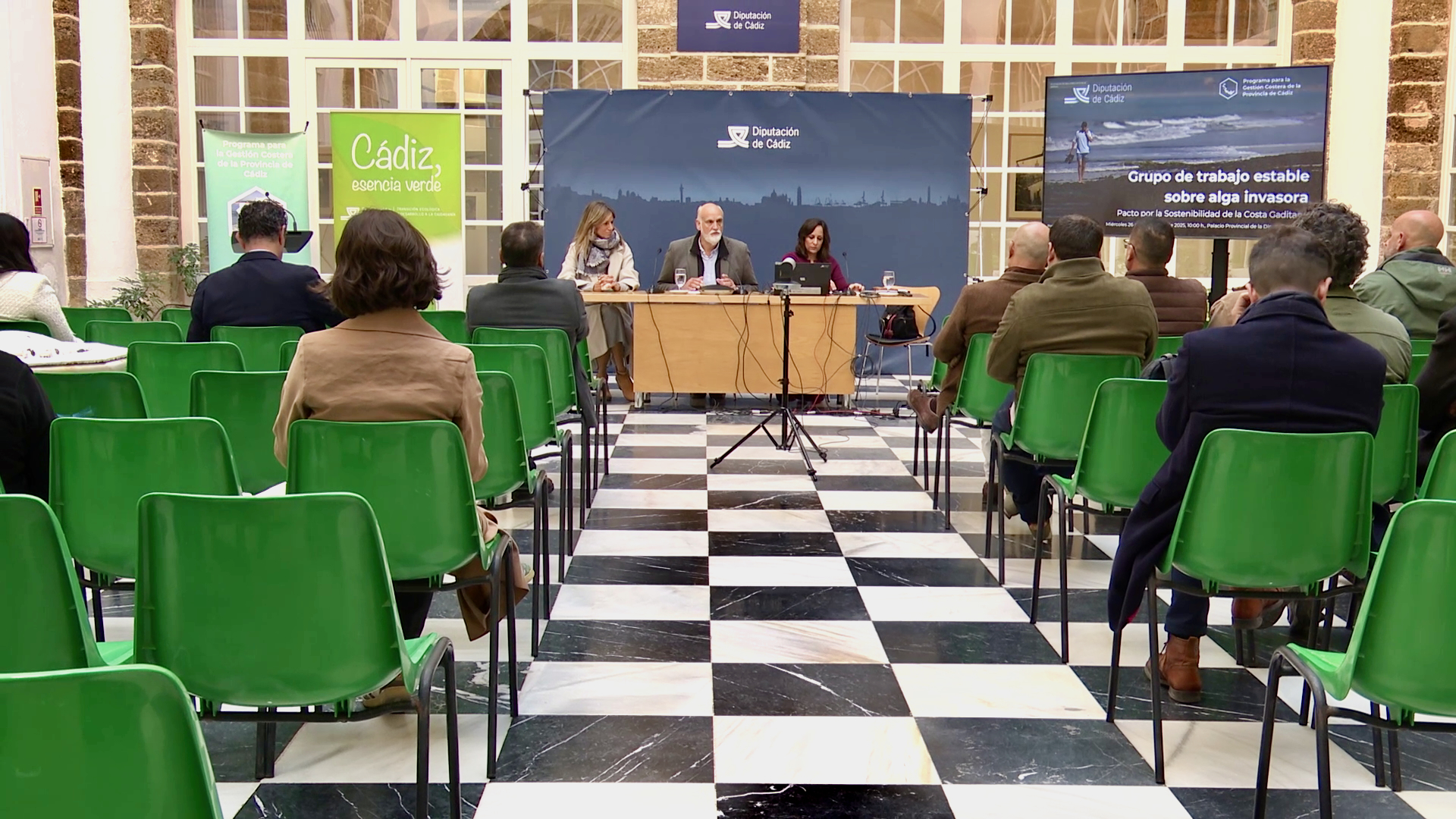Aumentan hasta los 600.000 euros las ayudas a los ayuntamientos para paliar los efectos del alga invasora 
