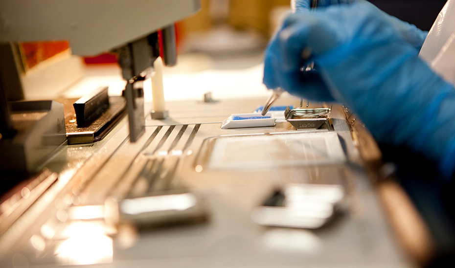 Los centros sanitarios públicos de Andalucía realizan 4.300 estudios clínicos en 2025