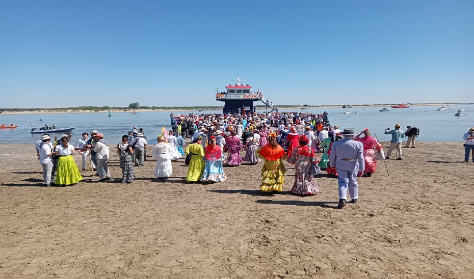 Más de 10.000 romeros han cruzado Bajo de Guía en Sanlúcar de Barrameda camino de El Rocío
