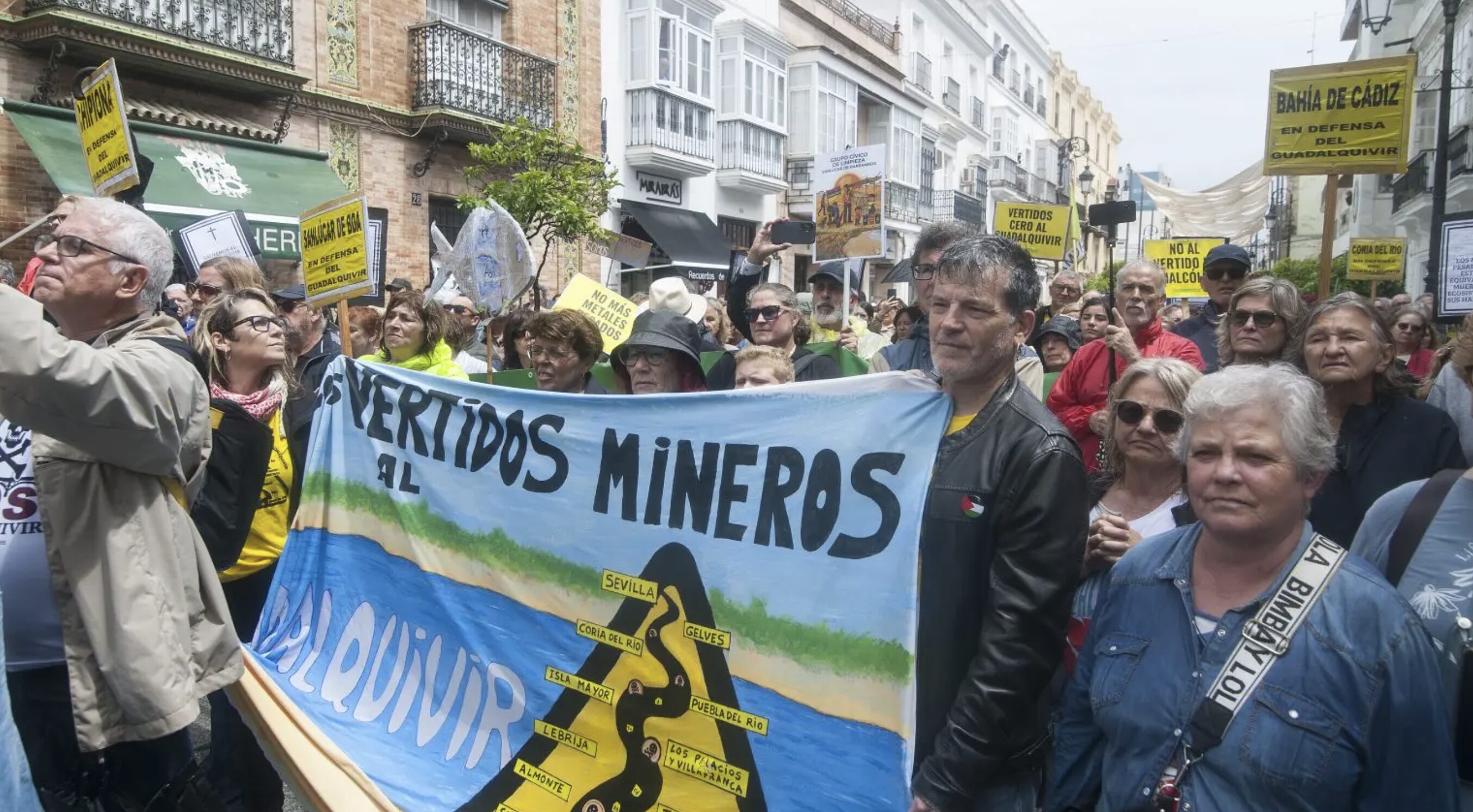 Miles de personas se movilizan en Sanlúcar contra los vertidos mineros al Guadalquivir